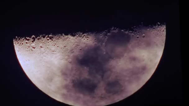 暗い曇りの夜の月 ホラー映画のために月の幽霊によって通過雲 — ストック動画
