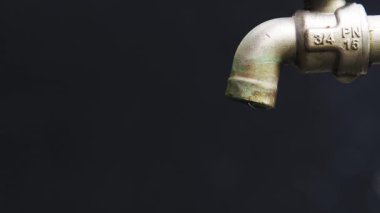 Su krizi ve su sıkıntısı kavramları. Su akmayan bir musluğun yakın çekim görüntüsü..