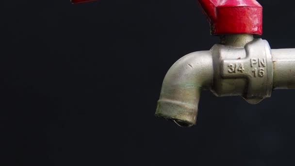 水危机和缺水的概念 没有水流的水龙头的特写镜头 — 图库视频影像