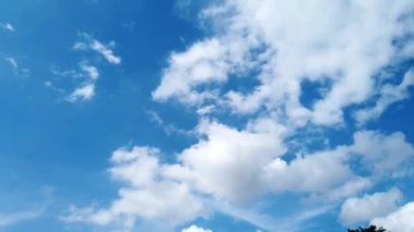 mavi gökyüzü ve bulutlar hızla hareket ediyor, yaz arkaplanı