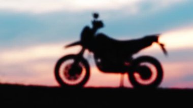 Akşamları dağlarda motokros silueti