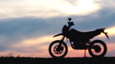 Akşamları dağlarda motokros silueti