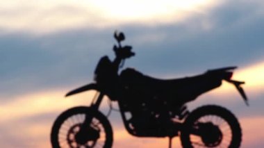 Akşamları dağlarda motokros silueti