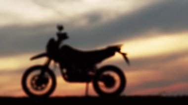 Akşamları dağlarda motokros silueti