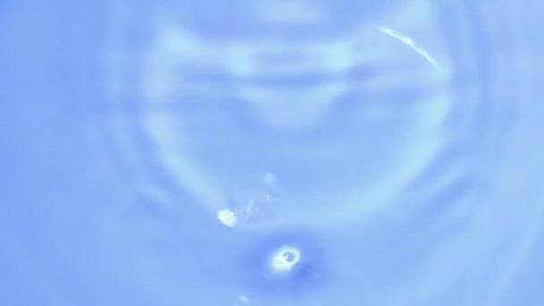 Повільний Рух Крапель Води Падає Поверхню Води — стокове відео