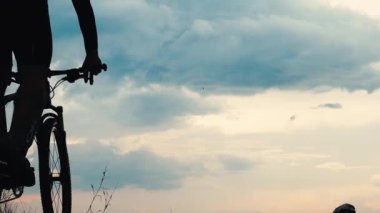 Akşamları bisiklet süren bir adam. motor egzersizi konsepti