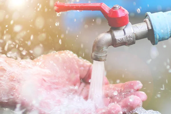 Homem Lavar Mãos Com Torneira Água Fotografias De Stock Royalty-Free