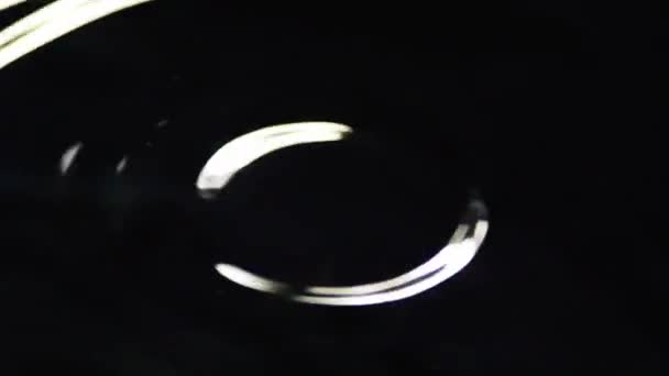 水滴在水面上缓慢运动 黑色背景 — 图库视频影像