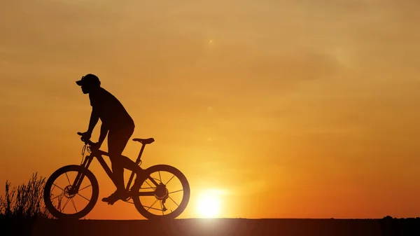 Akşamları Çayırda Egzersiz Yapan Bisikletçi Silueti Sağlık Hizmeti Konsepti — Stok fotoğraf