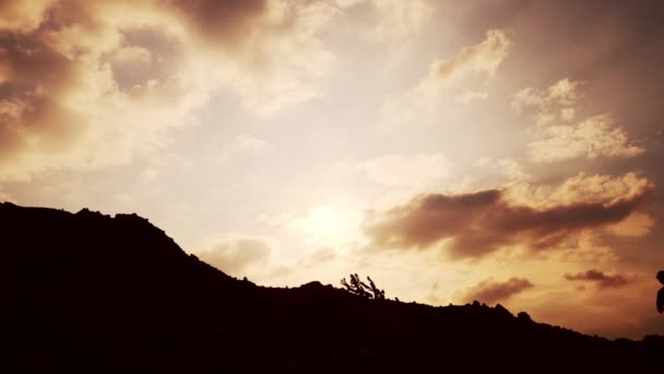 Menschensilhouette Beim Training Den Bergen Bei Sonnenuntergang — Stockvideo