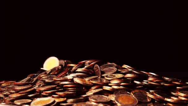 Tumpukan Uang Dan Koin Yang Jatuh Menerima Uang Dari Tabungan — Stok Video
