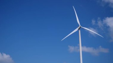 Mavi gökyüzüne karşı rüzgar türbinleri. Temiz enerji kavramı, alternatif enerji, rüzgar enerjisi ve çevresel koruma.
