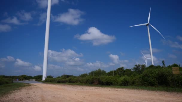 Windturbines Tegen Blauwe Lucht Schone Energie Alternatieve Energie Windenergie Milieubescherming — Stockvideo