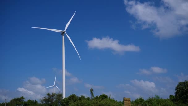 Windräder Vor Blauem Himmel Sauberes Energiekonzept Alternative Energien Windenergie Und — Stockvideo