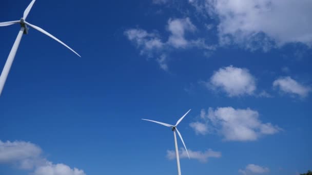 青い空に対して風力タービン クリーンエネルギーの概念 代替エネルギー 風力エネルギーと環境保護 — ストック動画
