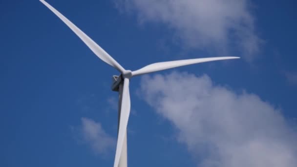 Windturbines Tegen Blauwe Lucht Schone Energie Alternatieve Energie Windenergie Milieubescherming — Stockvideo