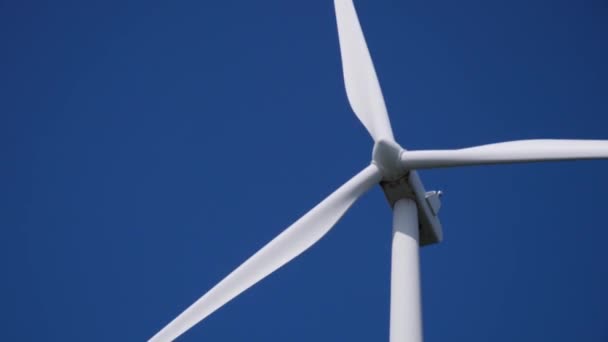 Turbinas Eólicas Contra Céu Azul Conceito Energia Limpa Energia Alternativa — Vídeo de Stock