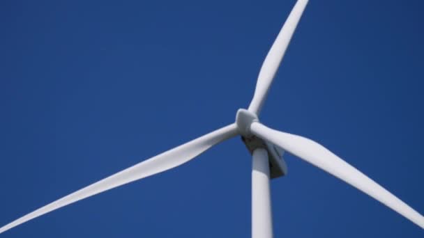 Větrné Turbíny Proti Modré Obloze Koncept Čisté Energie Alternativní Energie — Stock video