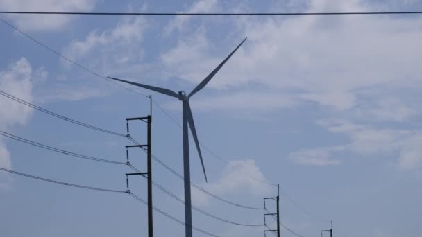 Turbinas Eólicas Contra Cielo Azul Concepto Energía Limpia Energía Alternativa — Vídeo de stock
