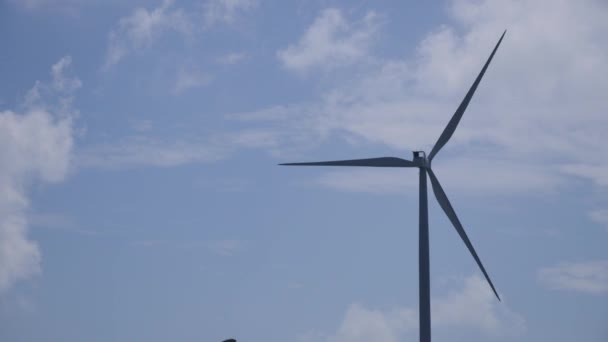 Ветряные Турбины Против Голубого Неба Концепция Чистой Энергии Альтернативная Энергия — стоковое видео