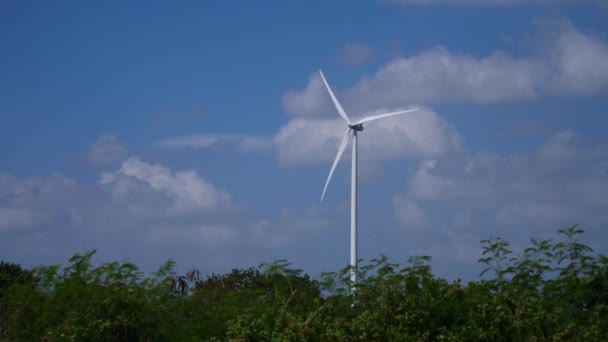 Mavi Gökyüzüne Karşı Rüzgar Türbinleri Temiz Enerji Kavramı Alternatif Enerji — Stok video