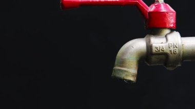 Siyah arka planda su kıtlığı kavramı. Su akmayan musluk