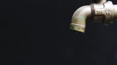 Siyah arka planda su kıtlığı kavramı. Su akmayan musluk