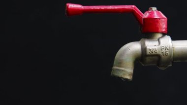 Siyah arka planda su kıtlığı kavramı. Su akmayan musluk