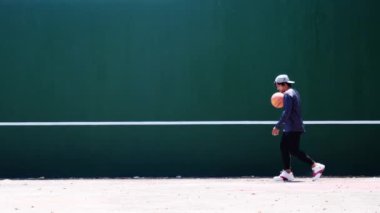 Basketbol oynayan biri. Filipinli adam basketbol oynuyor