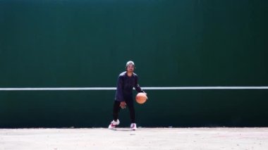 Basketbol oynayan biri. Filipinli adam basketbol oynuyor