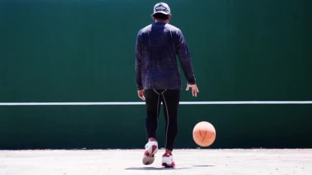 Pessoa Jogar Basquetebol Filipino Homem Jogando Basquete — Vídeo de Stock