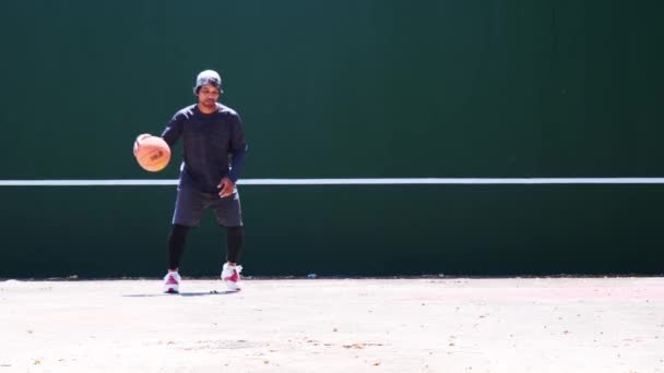 Persoon Die Basketbal Speelt Filipijnse Man Die Basketbal Speelt — Stockvideo