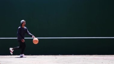 Basketbol oynayan biri. Filipinli adam basketbol oynuyor