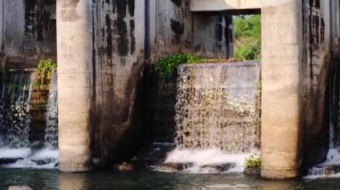 Kurak mevsimde su yönetimi kavramı. Kırsal kesimdeki küçük bir baraj kapısından akan su.