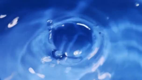 慢动作180 Fps水滴在水面上 用水滴的概念放松 — 图库视频影像