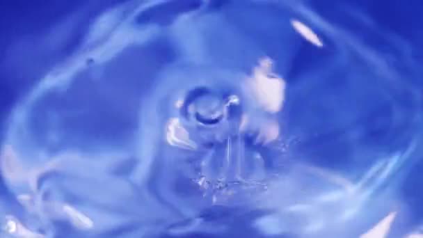 スローモーション180 Fps 水が水の上に落ち 水のリップルでリラックスするというコンセプトは — ストック動画