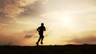 İyi sağlık için egzersiz konsepti. Bir adam mutlu bir şekilde yolda koşuyor.