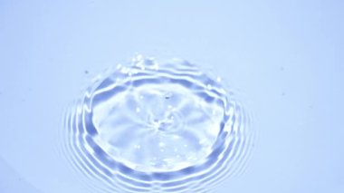 Yavaş çekim 180 Fps. Su üzerine su damlaları, su damlaları konsepti ile gevşeme