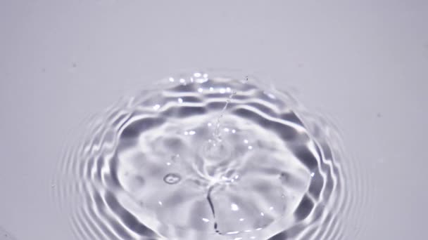 Slow Motion 180 Fps Vatten Droppar Över Vattnet Avkoppling Med — Stockvideo