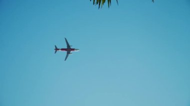 Turizm ve ticari uçakla seyahat kavramı. Gökyüzünde uçan uçaklar