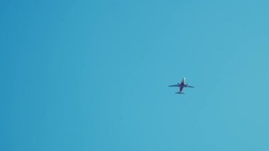 Turizm ve ticari uçakla seyahat kavramı. Gökyüzünde uçan uçaklar