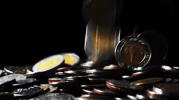 落ちるお金のコインのスタック 節約の概念からお金を受け取るお金を節約 — ストック動画
