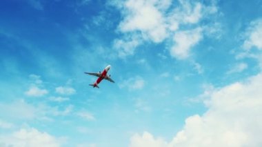 Turizm ve ticari uçakla seyahat kavramı. Gökyüzünde uçan uçaklar
