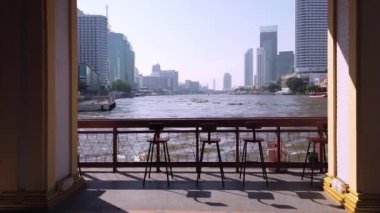 İnanılmaz Tayland kavramı. Chao Phraya Nehri ve halka açık tekne gezisi, 26 Aralık 2022, Bangkok, Tayland.