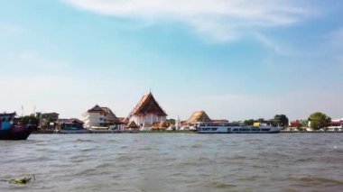 İnanılmaz Tayland kavramı. Chao Phraya Nehri ve halka açık tekne gezisi, 26 Aralık 2022, Bangkok, Tayland.