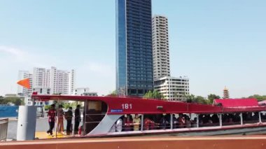 İnanılmaz Tayland kavramı. Chao Phraya Nehri ve halka açık tekne gezisi, 26 Aralık 2022, Bangkok, Tayland.