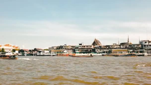 驚くべきタイの概念 チャオプラヤー川と公共ボート旅行 2022年12月26日 バンコク — ストック動画
