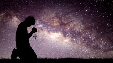 Tanrı 'nın lütfu için dua eden yalnız ve çaresiz bir adam. Geceleri yıldızlar ve Samanyolu vardır. 