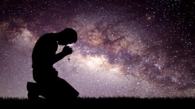 Tanrı 'nın lütfu için dua eden yalnız ve çaresiz bir adam. Geceleri yıldızlar ve Samanyolu vardır. 