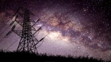 Elektrik ve doğa koruma kavramı. Yüksek voltajlı şanzıman kuleleri ve güzel Samanyolu